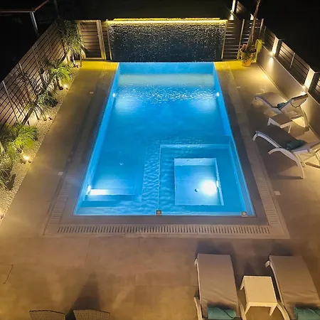 Vakantiehuis Flev's Luxury House With Pool